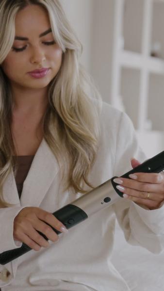 Drei Frauen, die ihre Haare mit den Haarstyling-Tools von Silk'n Hair Expert stylen.