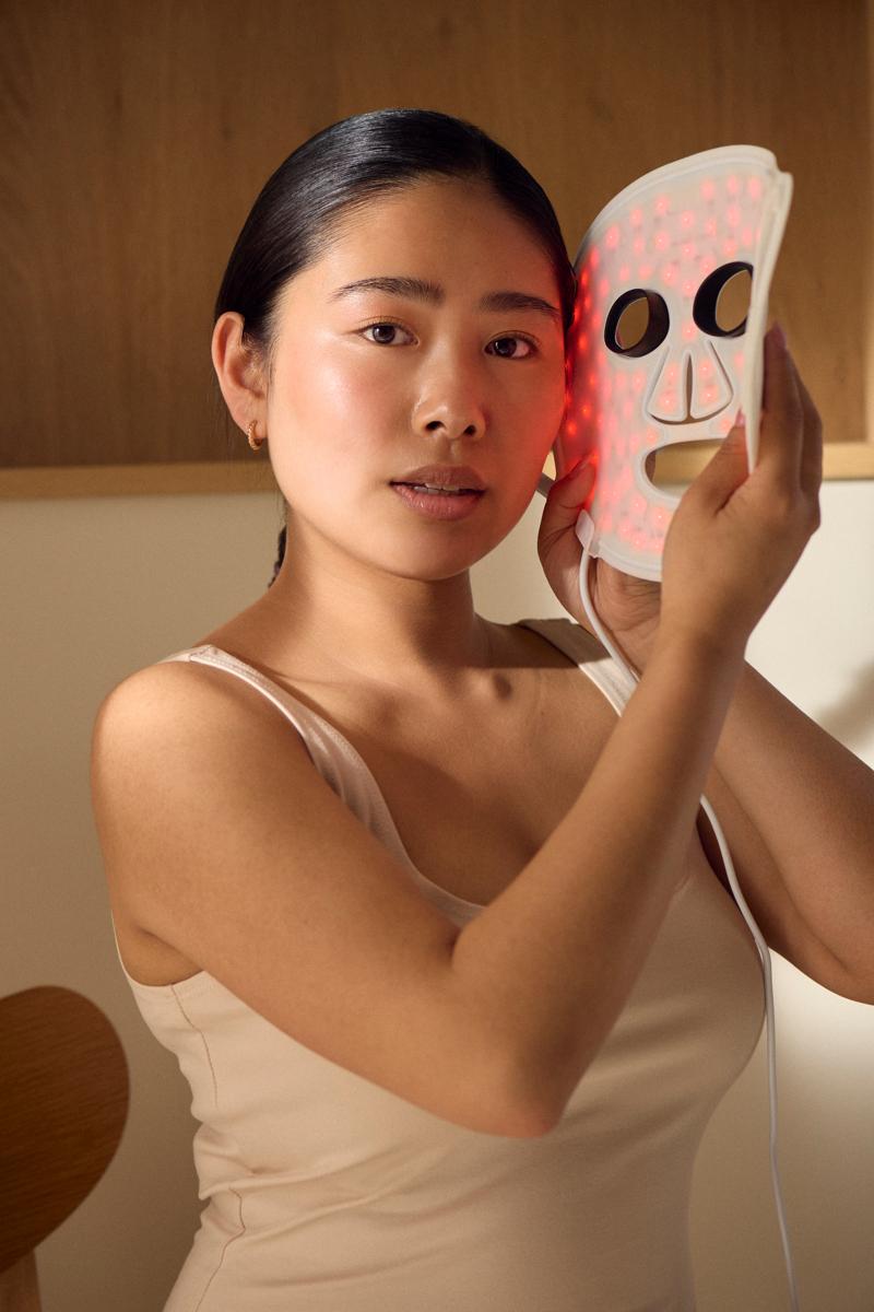 Woman using the LED light mask from Silk'n 