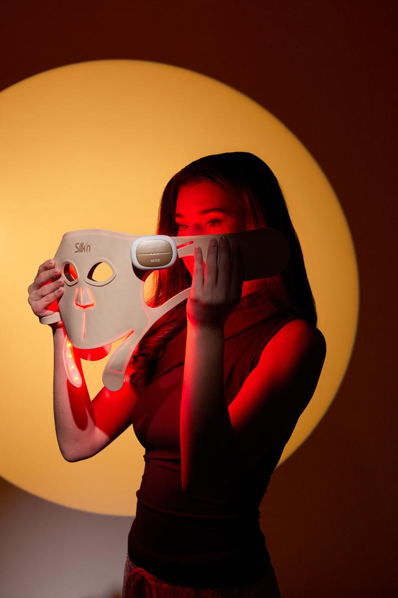 Femme portant le masque de luminoth&eacute;rapie LED expert de Silk'n : Masque facial LED Pro