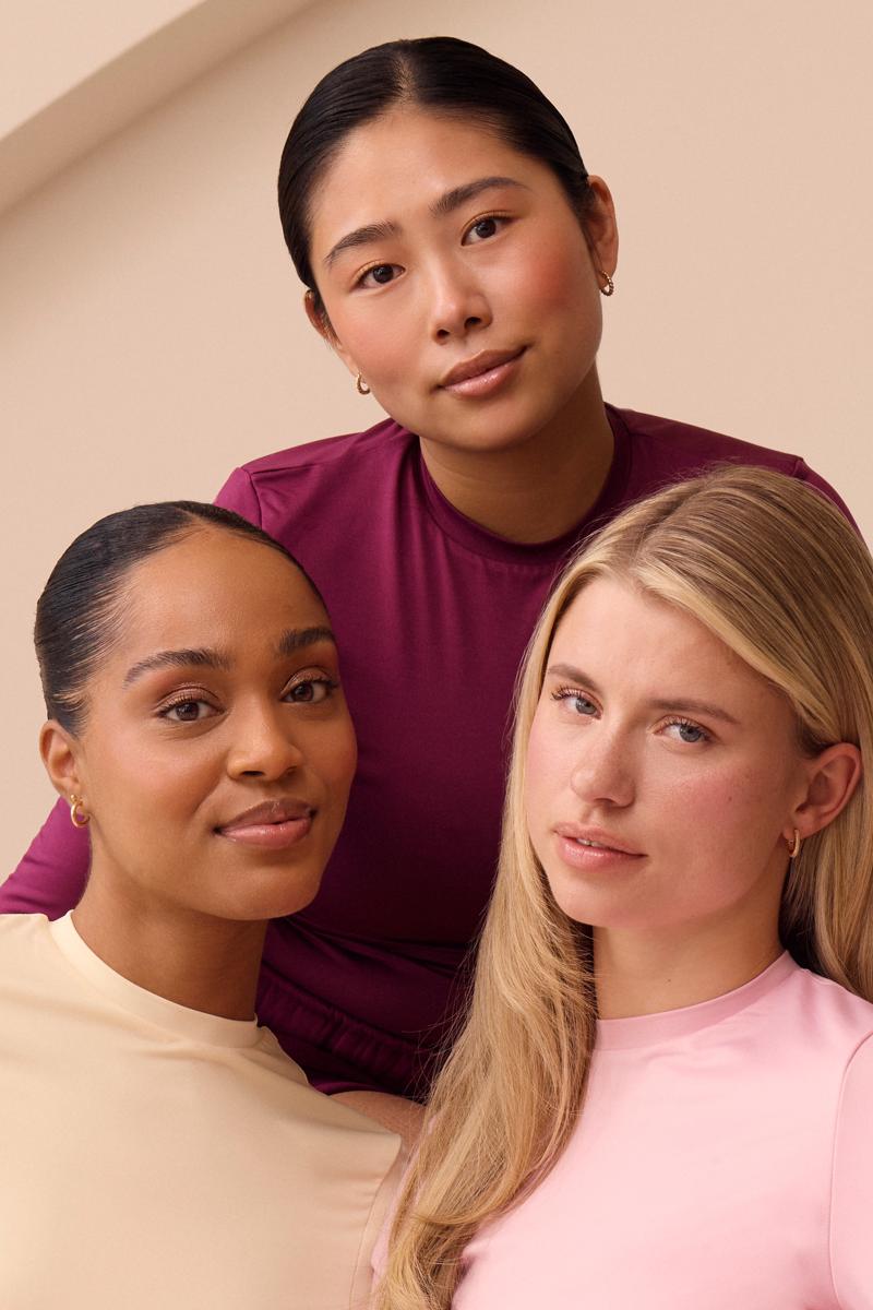 Silk'n Model treating blemishes with Silk'n LED Face Mask