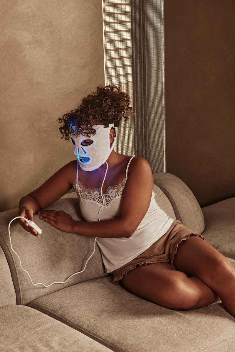 Video showcasting the LED Face Mask 100 from Silk'n