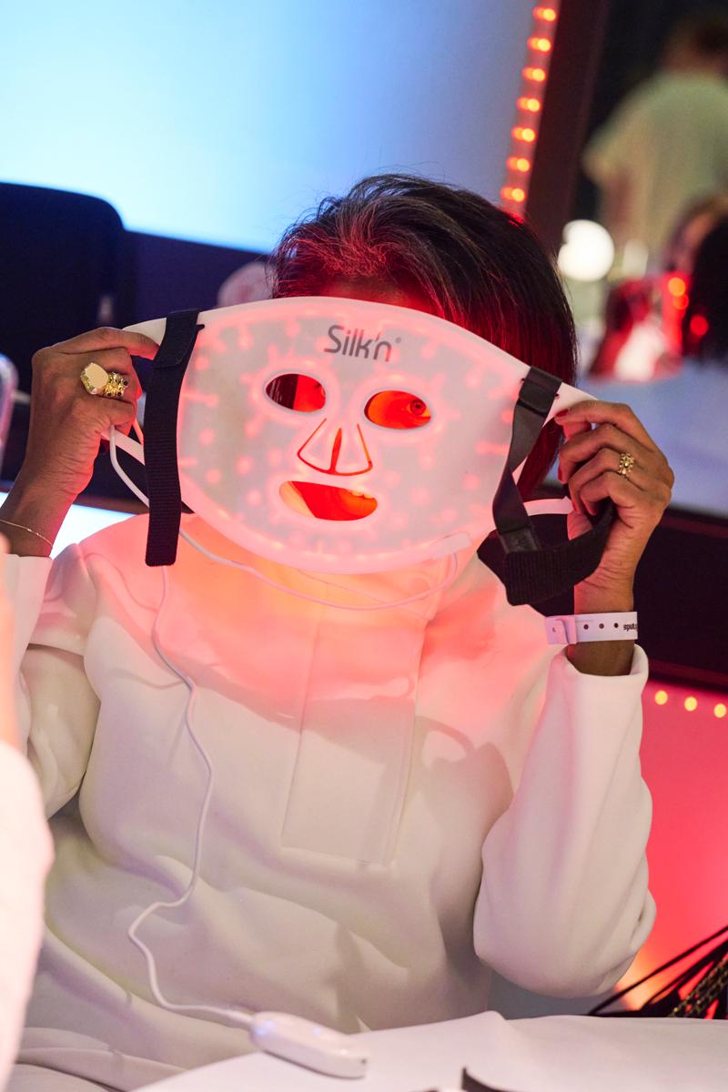 Woman trying out the red light therapy mask from Silk'n, LED Face Mask 100