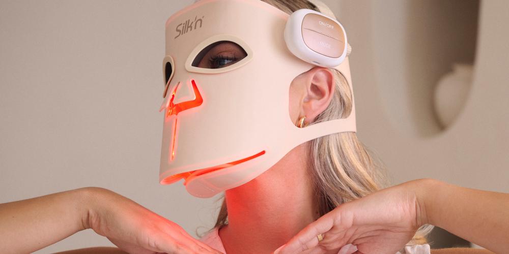 Vrouw draagt LED Pro Masker met volledige dekking van het gezicht