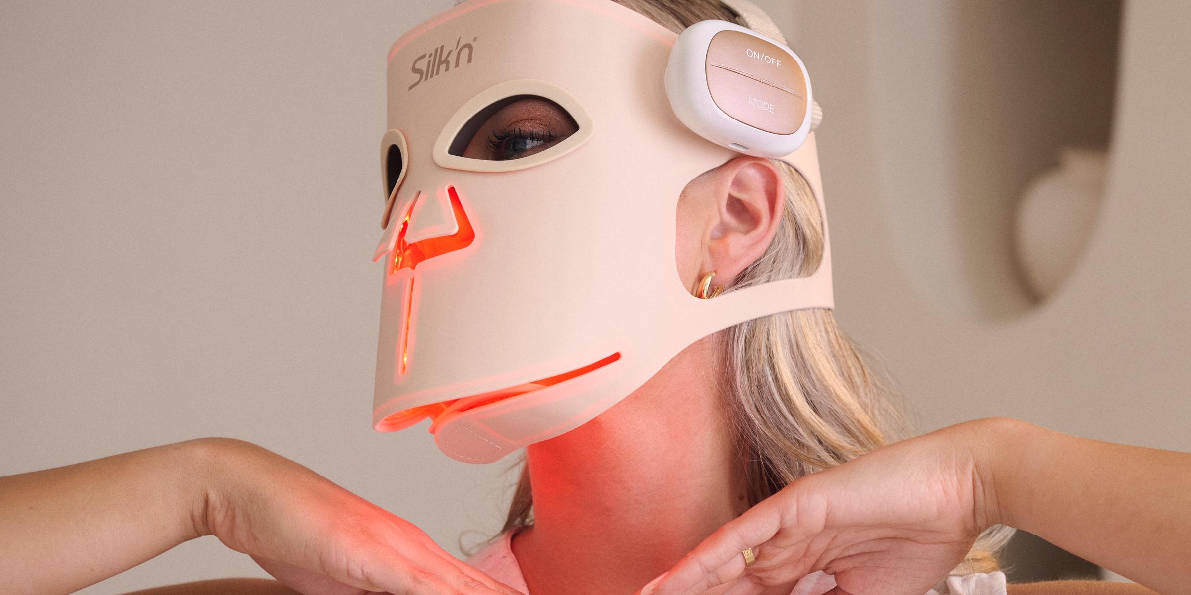 Vrouw draagt het Silk'n LED Face Mask Pro