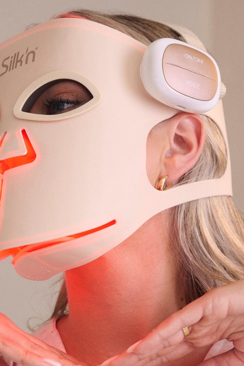 Vrouw draagt het Silk'n LED Face Mask Pro