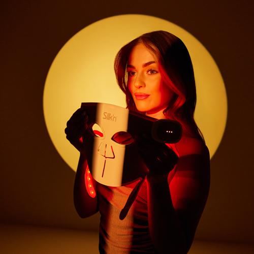Frau mit der LED Face Mask Pro