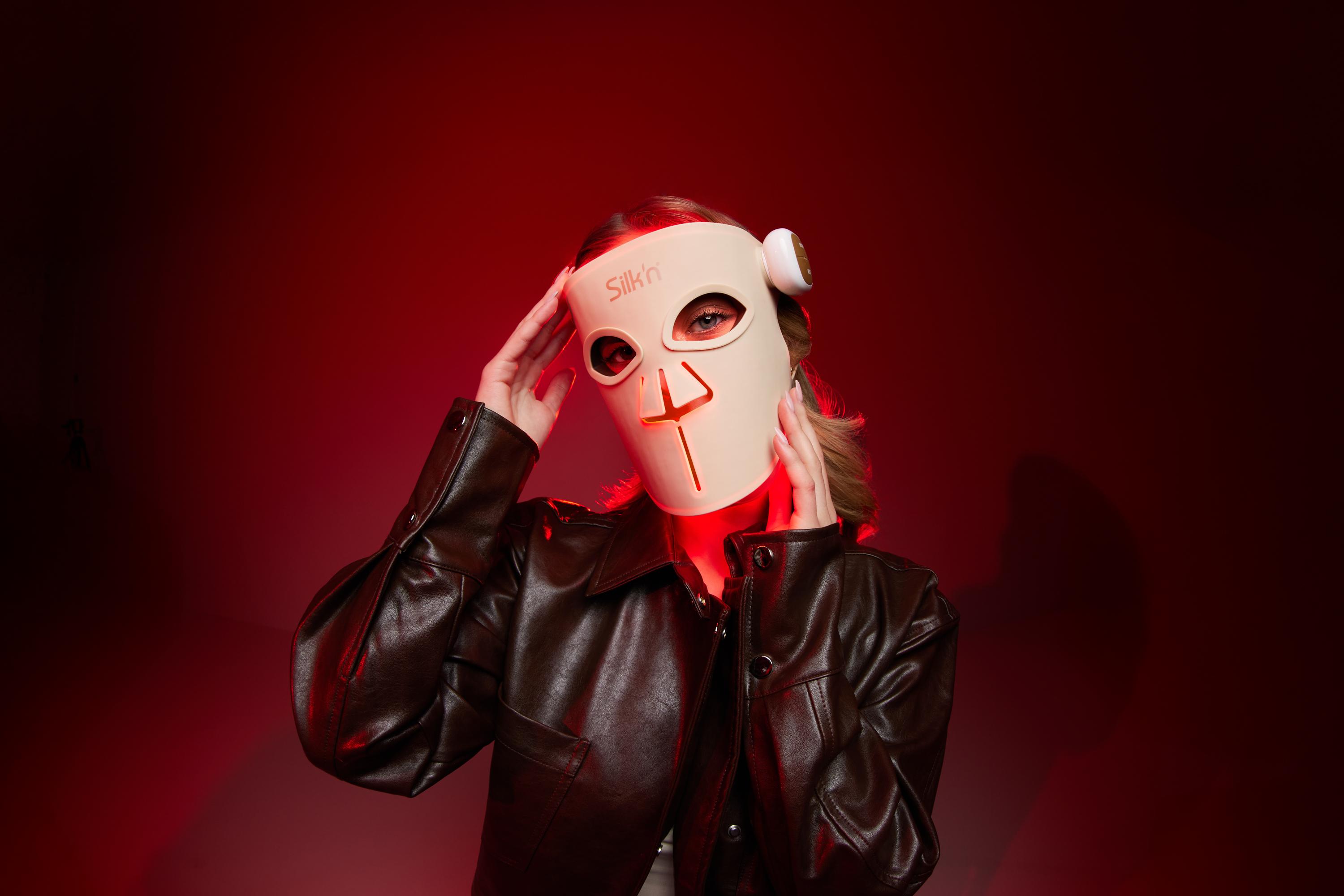 Femme portant le masque de luminoth&eacute;rapie LED expert de Silk'n : Masque facial LED Pro