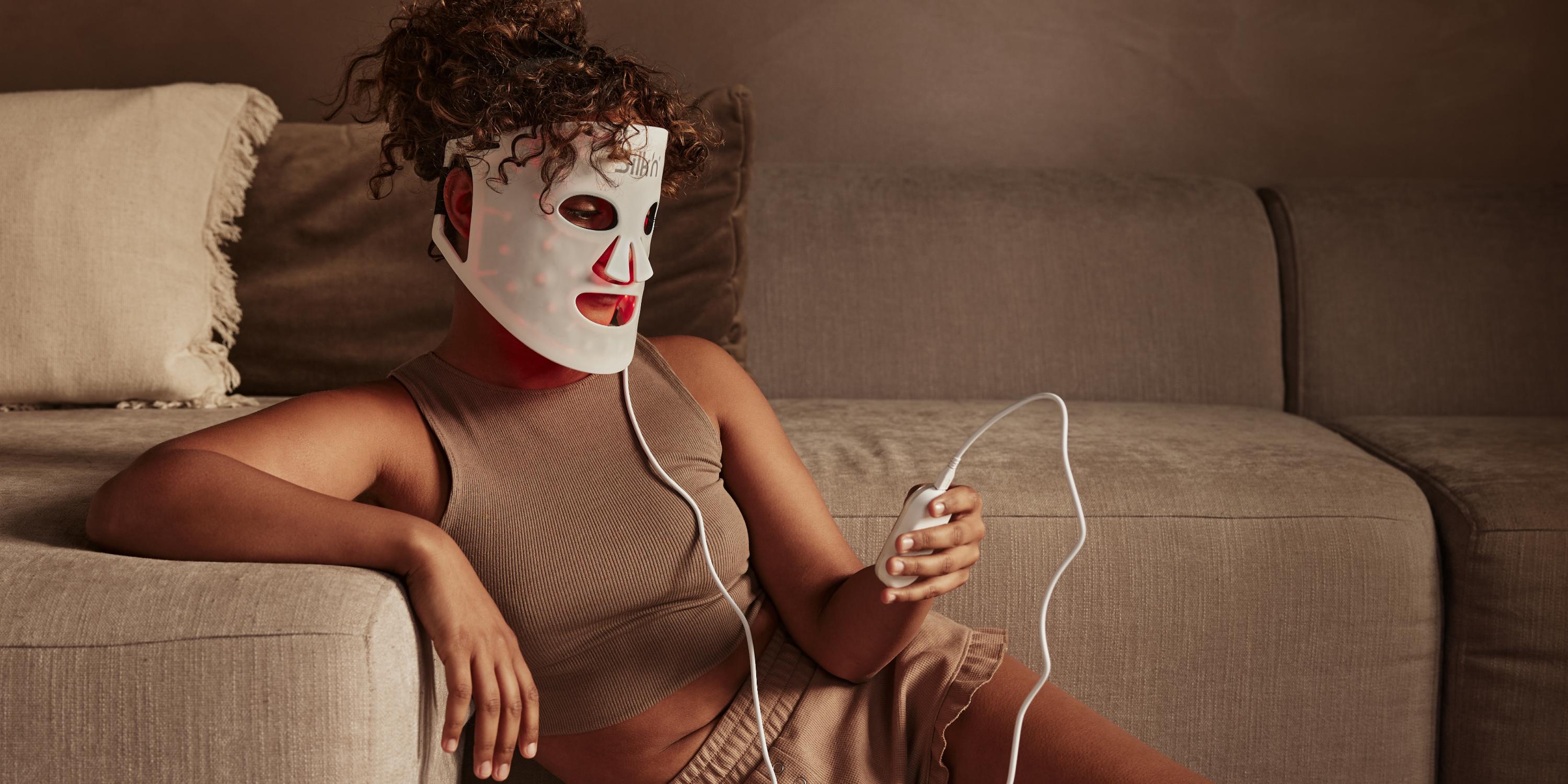 Mujer con LED Face Mask 100