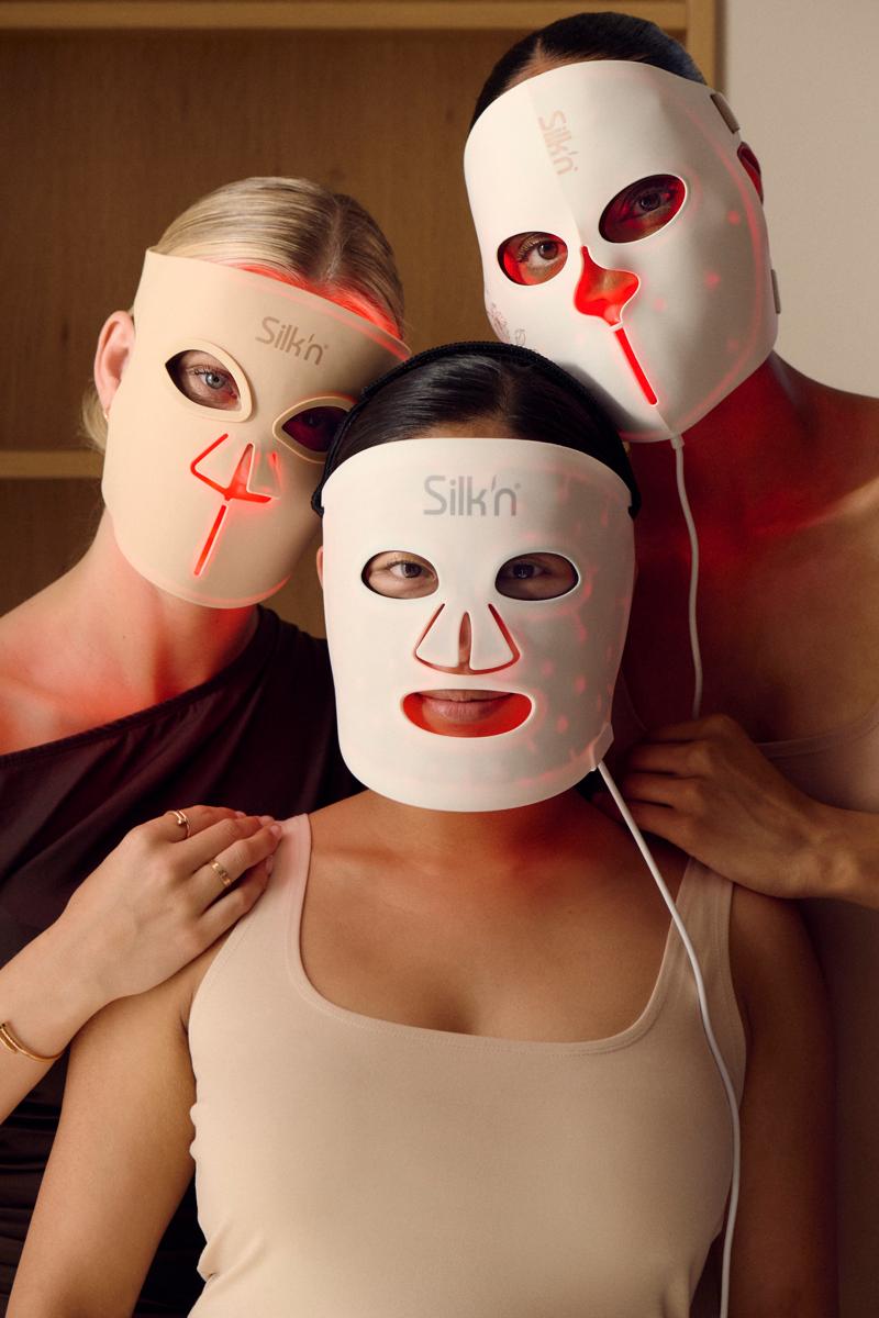 Black Friday en kerstcadeaus bij Silk'n: vrouwen tonen hun LED-masker van Silk'n, voor elk wat wils.