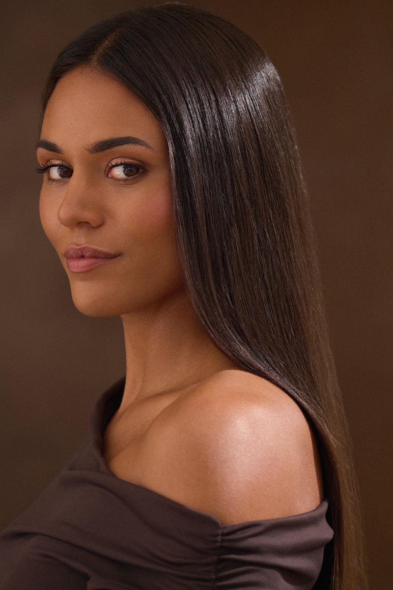 Woman interested in at-home beauty care devices such as LED Masks, hair styling tools and IPL hair removal, waiting for the Silk'n Black Friday deals coming soon.