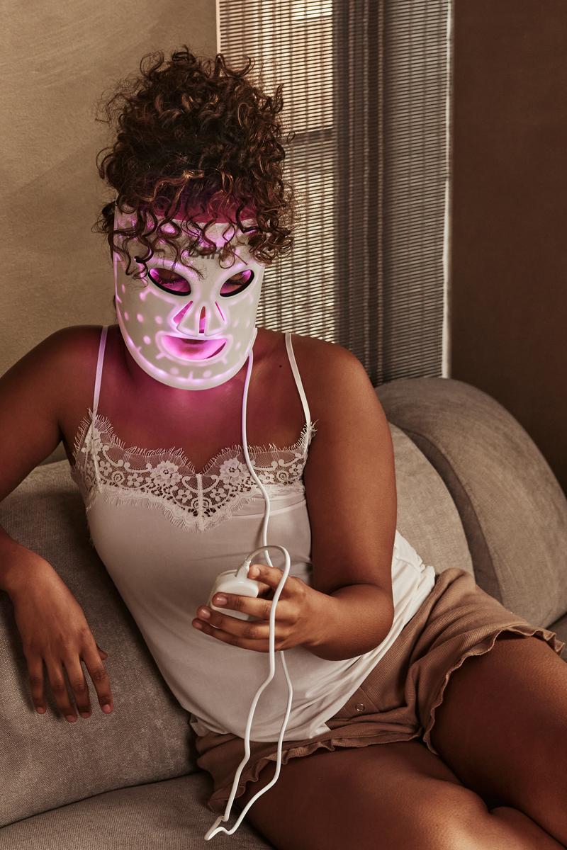 How to use a red light therapy mask?