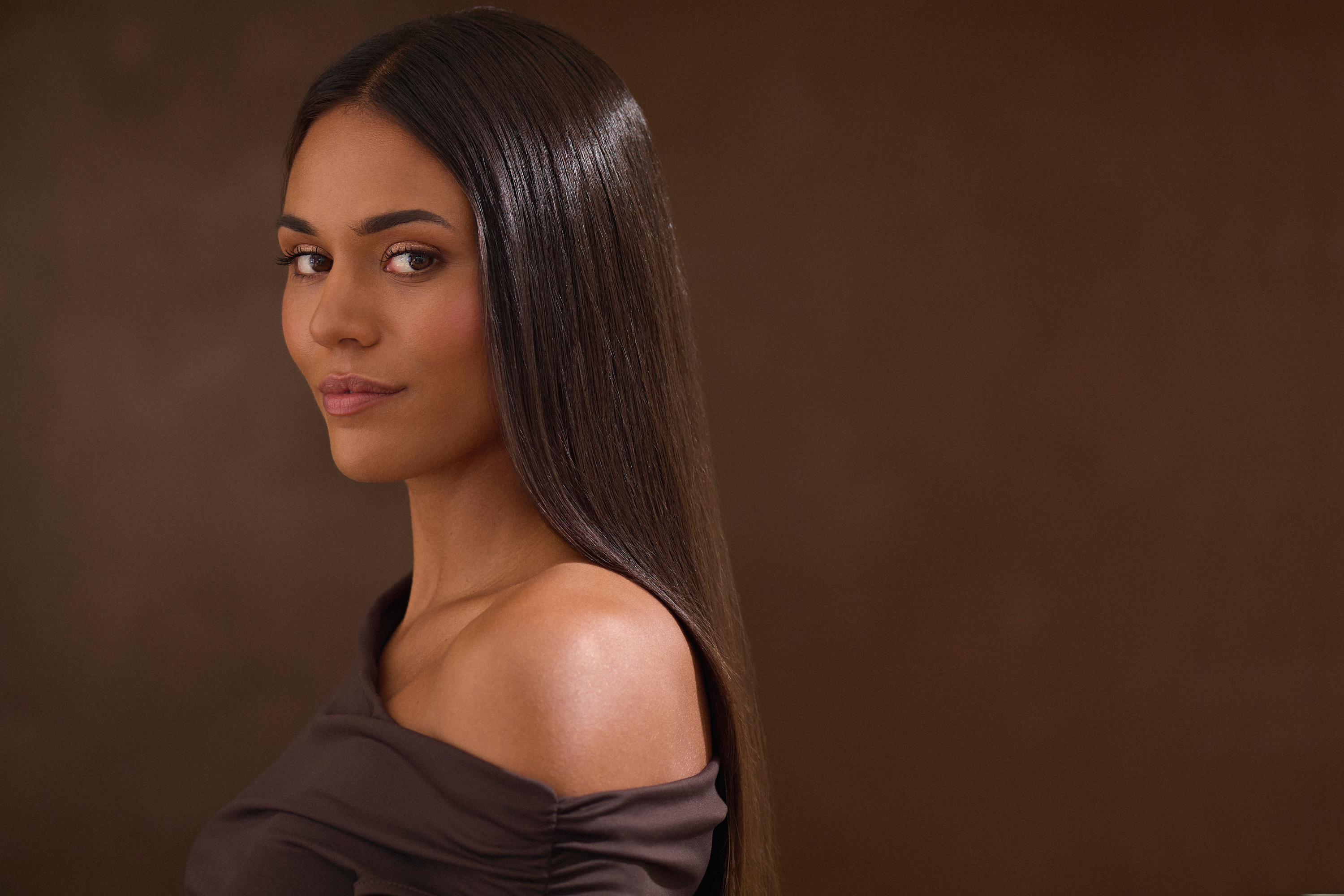 Woman interested in at-home beauty care devices such as LED Masks, hair styling tools and IPL hair removal, waiting for the Silk'n Black Friday deals coming soon.