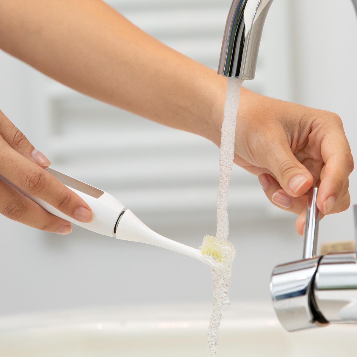 Using the Electric toothbrush from Silk'n with DentalRF Technology