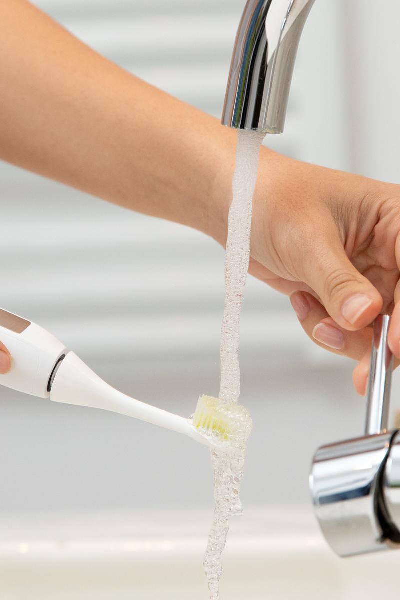 Using the Electric toothbrush from Silk'n with DentalRF Technology