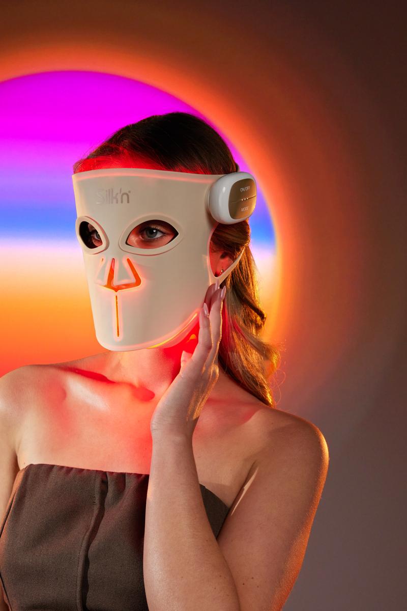 Eine Frau tr&auml;gt die Caeli-Linsentechnologie, die Ihre LED-Routine wahrhaftig auf ein neues Level hebt.