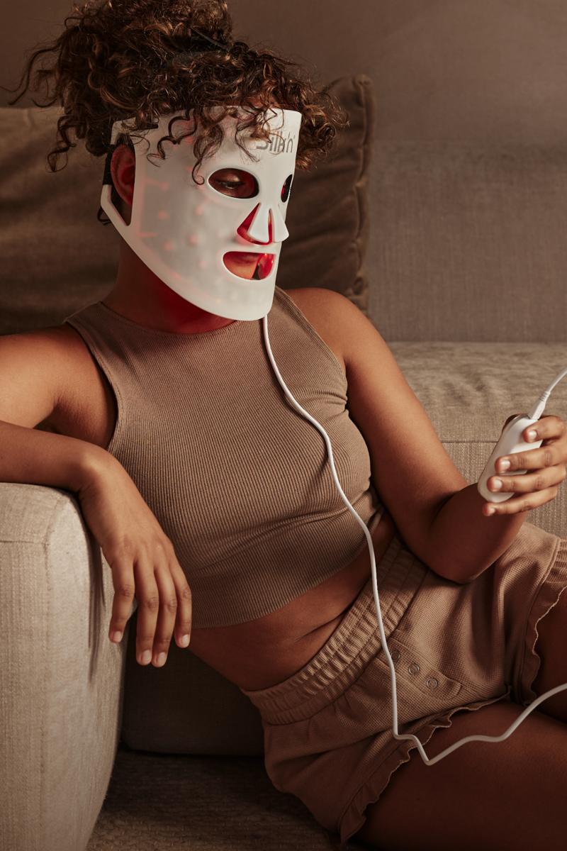 Mujer con LED Face Mask 100