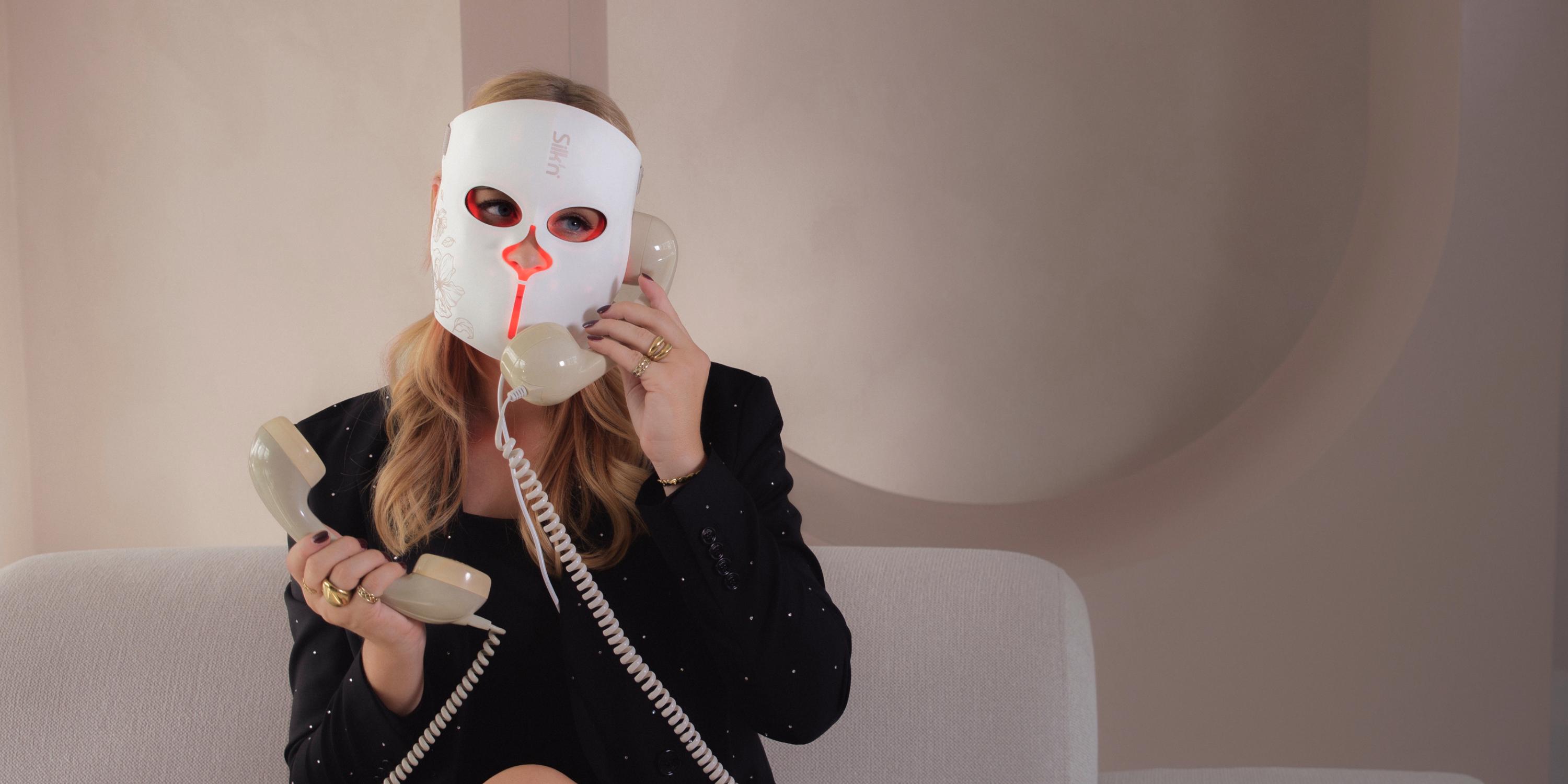 Vrouw draag het LED EMS Face Masker, één van de beste Silk'n Black Friday deals