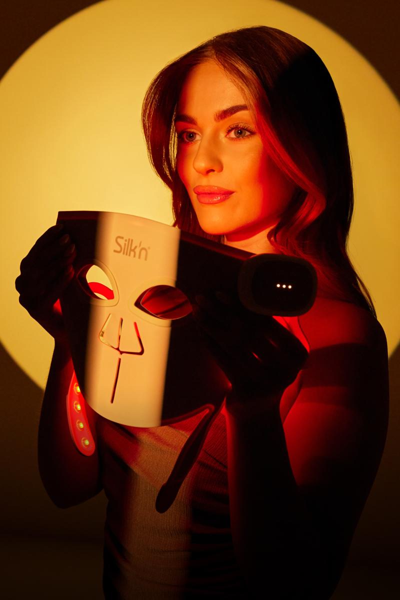 Vrouw draagt het LED Masker met roodlichttherapie