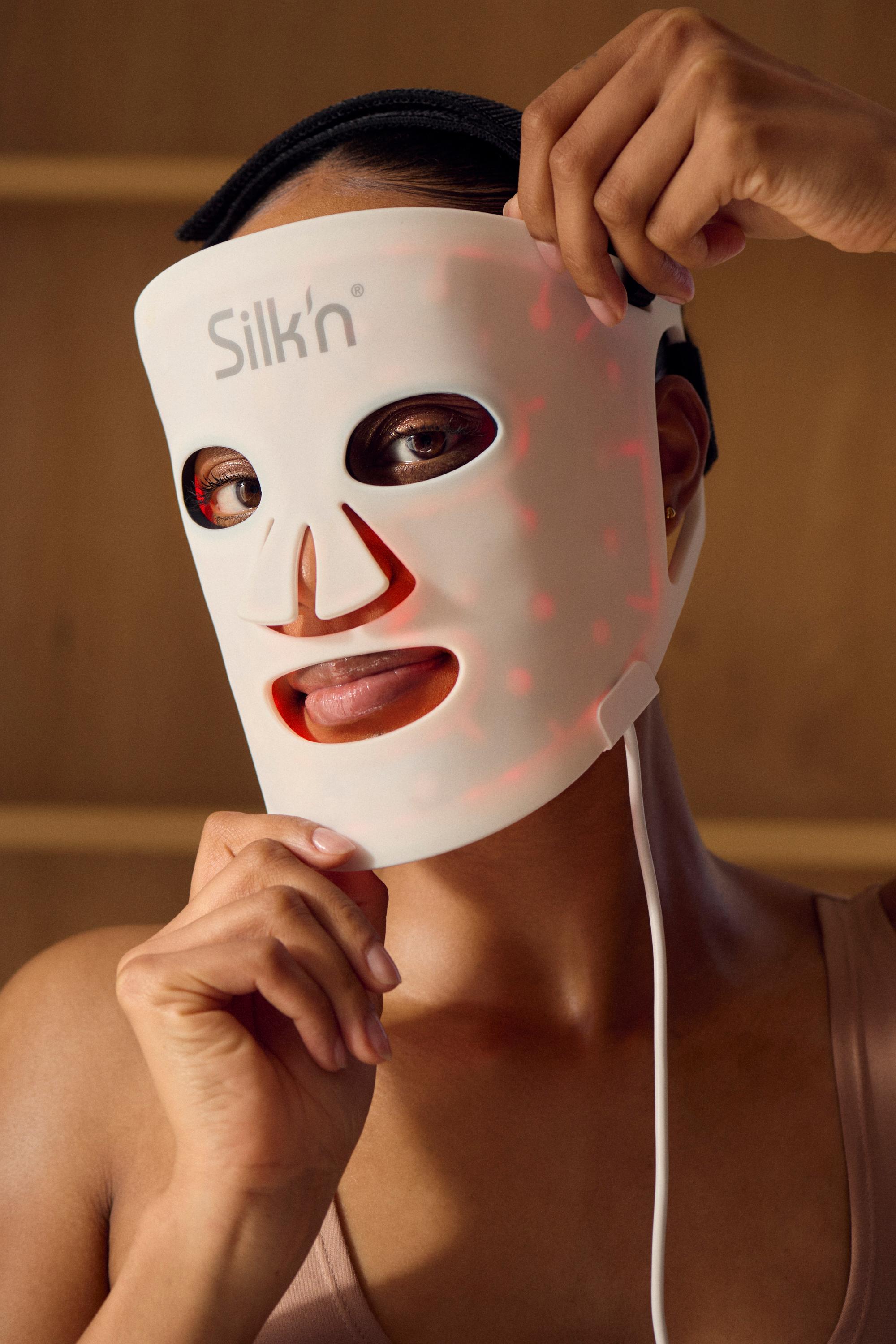 Vrouw draagt het Silk'n LED Face Mask 100