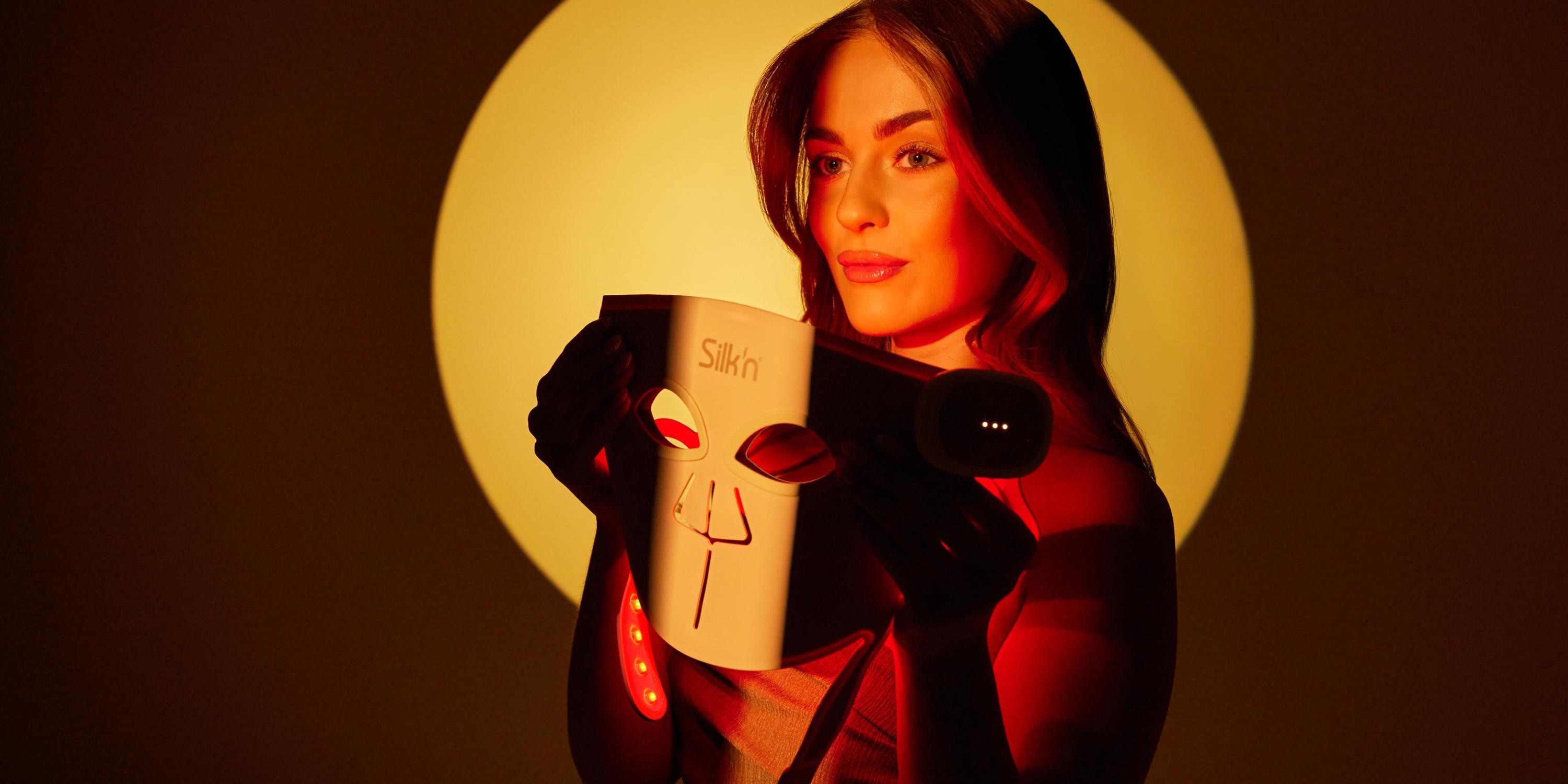 Vrouw draagt het LED Masker met roodlichttherapie