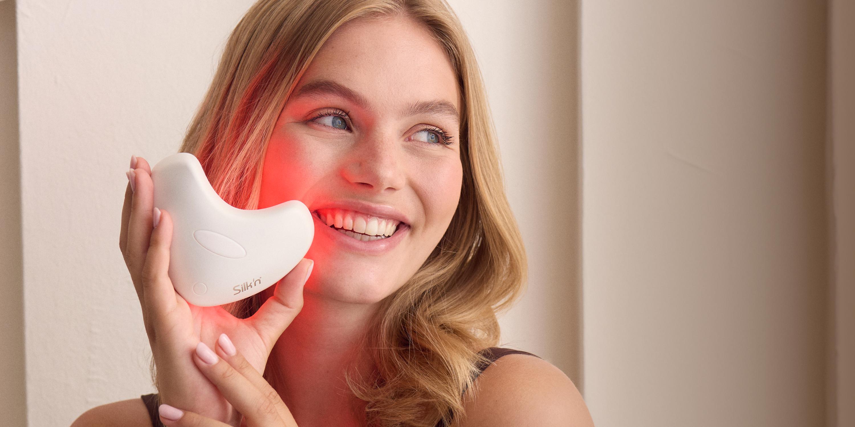 Femme qui essaie le masque LED pour les lèvres LumiLips