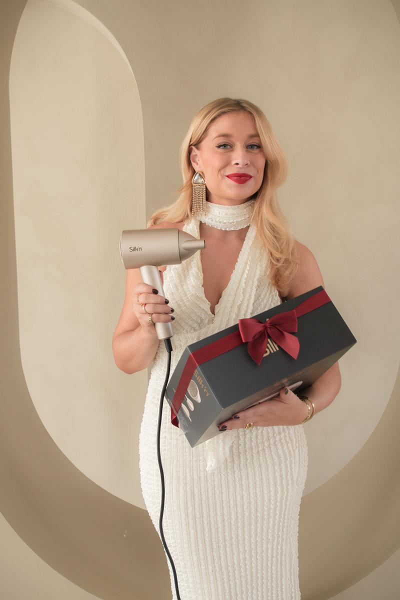 Woman with Christmas gifts Silk'n