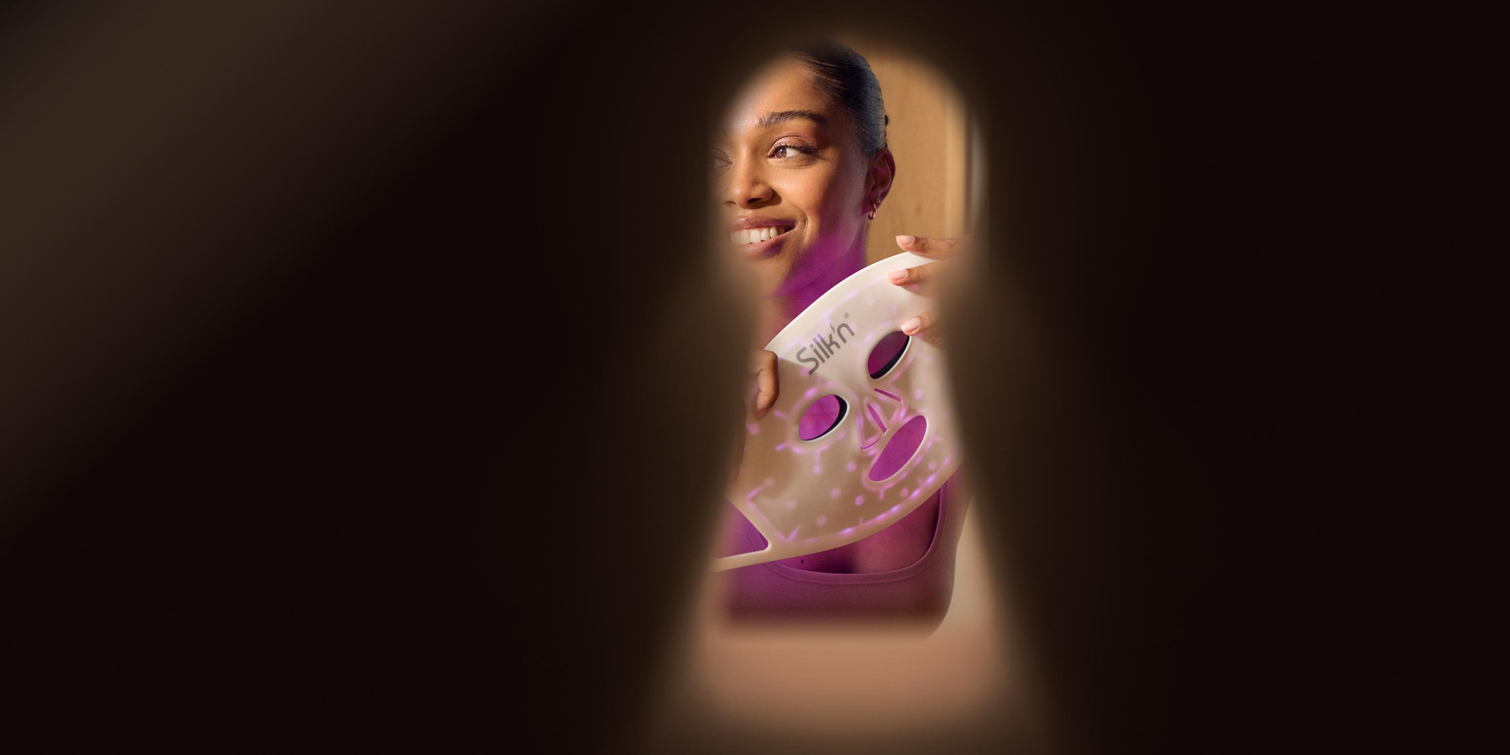 Femme qui se pr&eacute;pare pour Black Friday avec le Silk'n LED masque