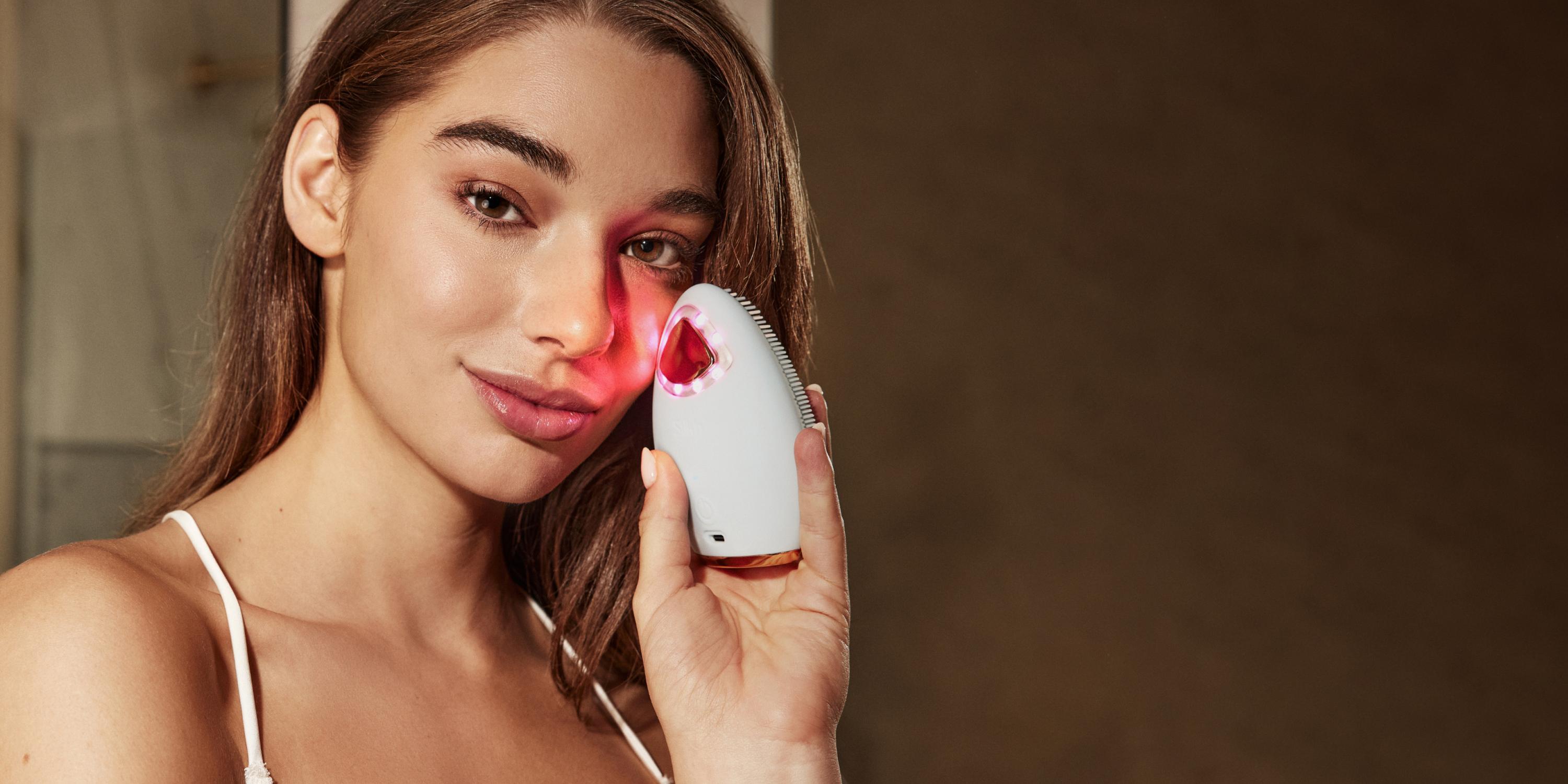 Belle femme avec le Bright Lux appareil des soins de visage