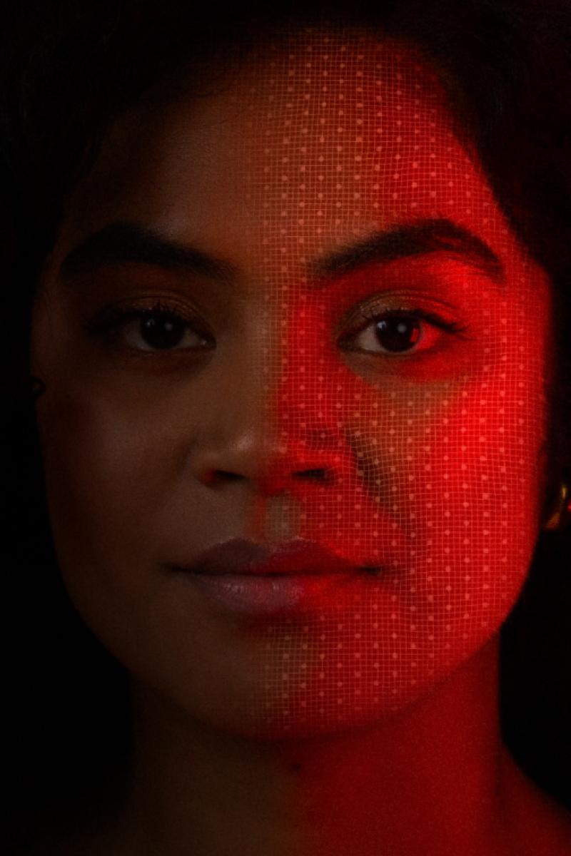 Silk'n Model treating redness with Silk'n LED Face Mask