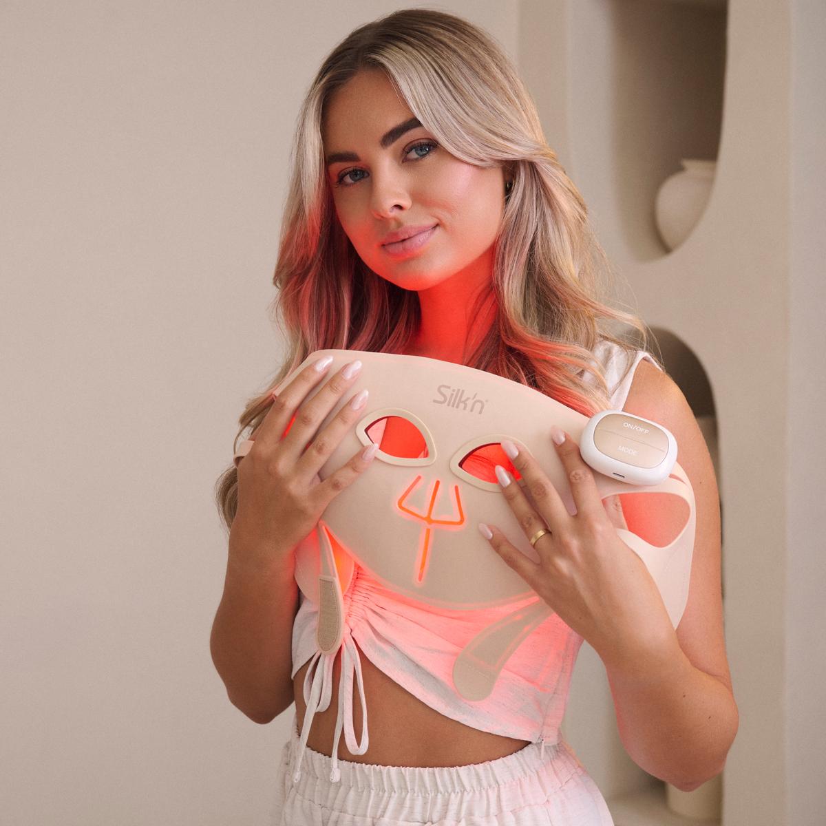 Vrouw gebruikt het LED Face Mask Pro met rood licht