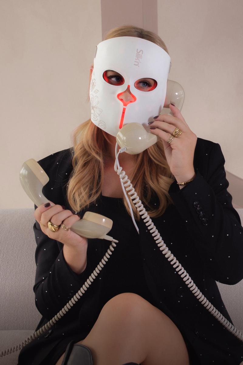 Vrouw draag het LED EMS Face Masker, één van de beste Silk'n Black Friday deals