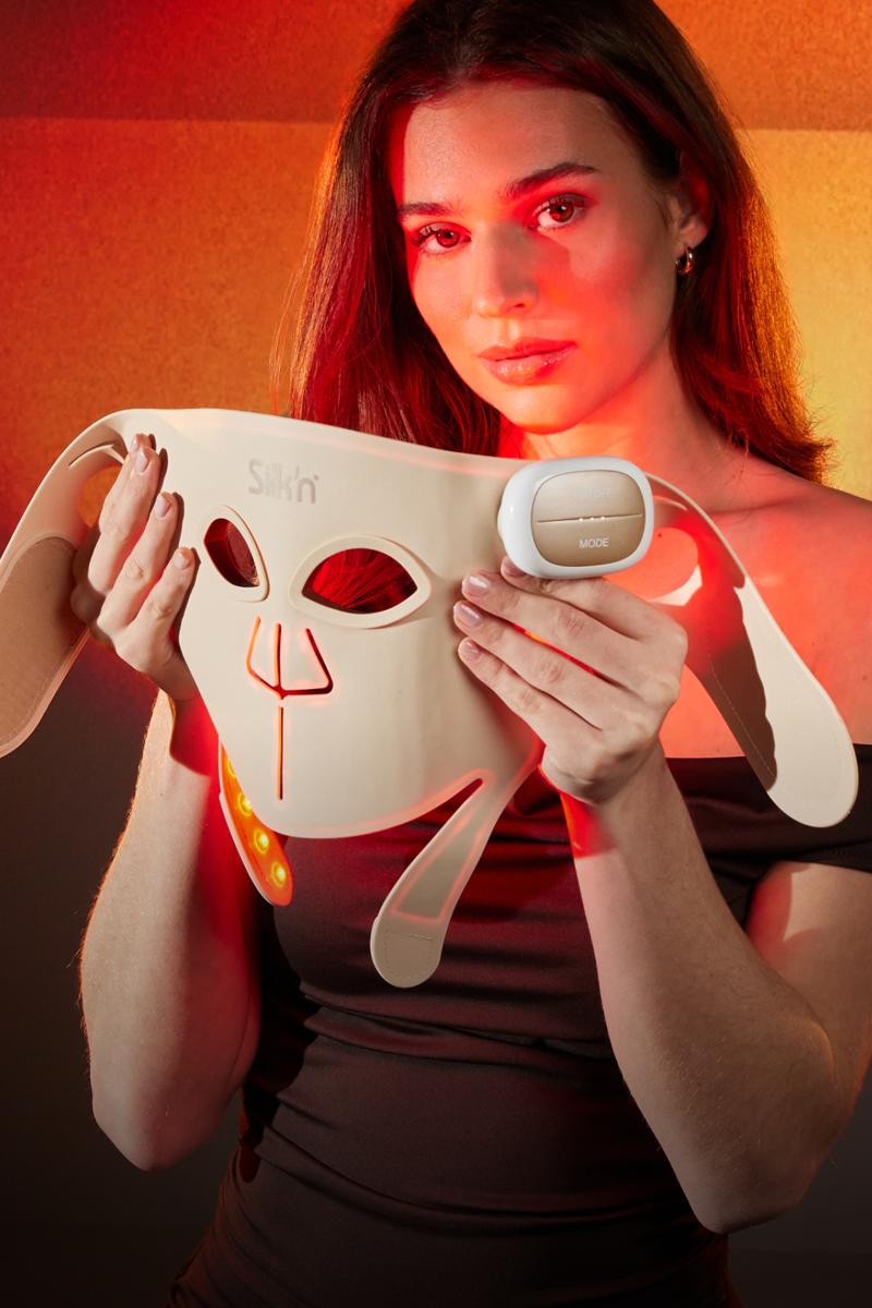 Vrouw draagt het professioneel LED masker met roodlichttherapie
