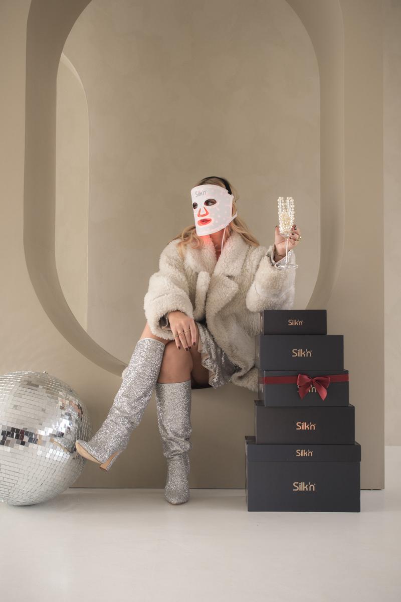 Woman with Holiday gifts Silk'n