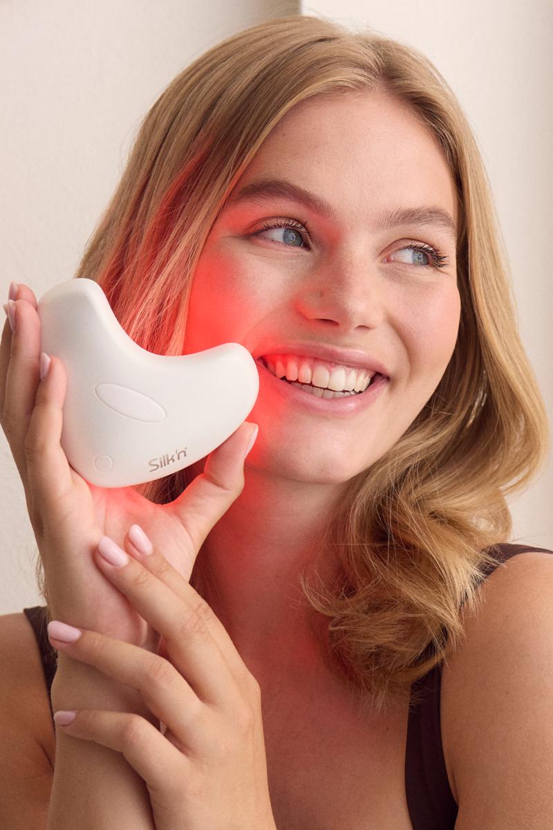 Femme qui essaie le masque LED pour les lèvres LumiLips