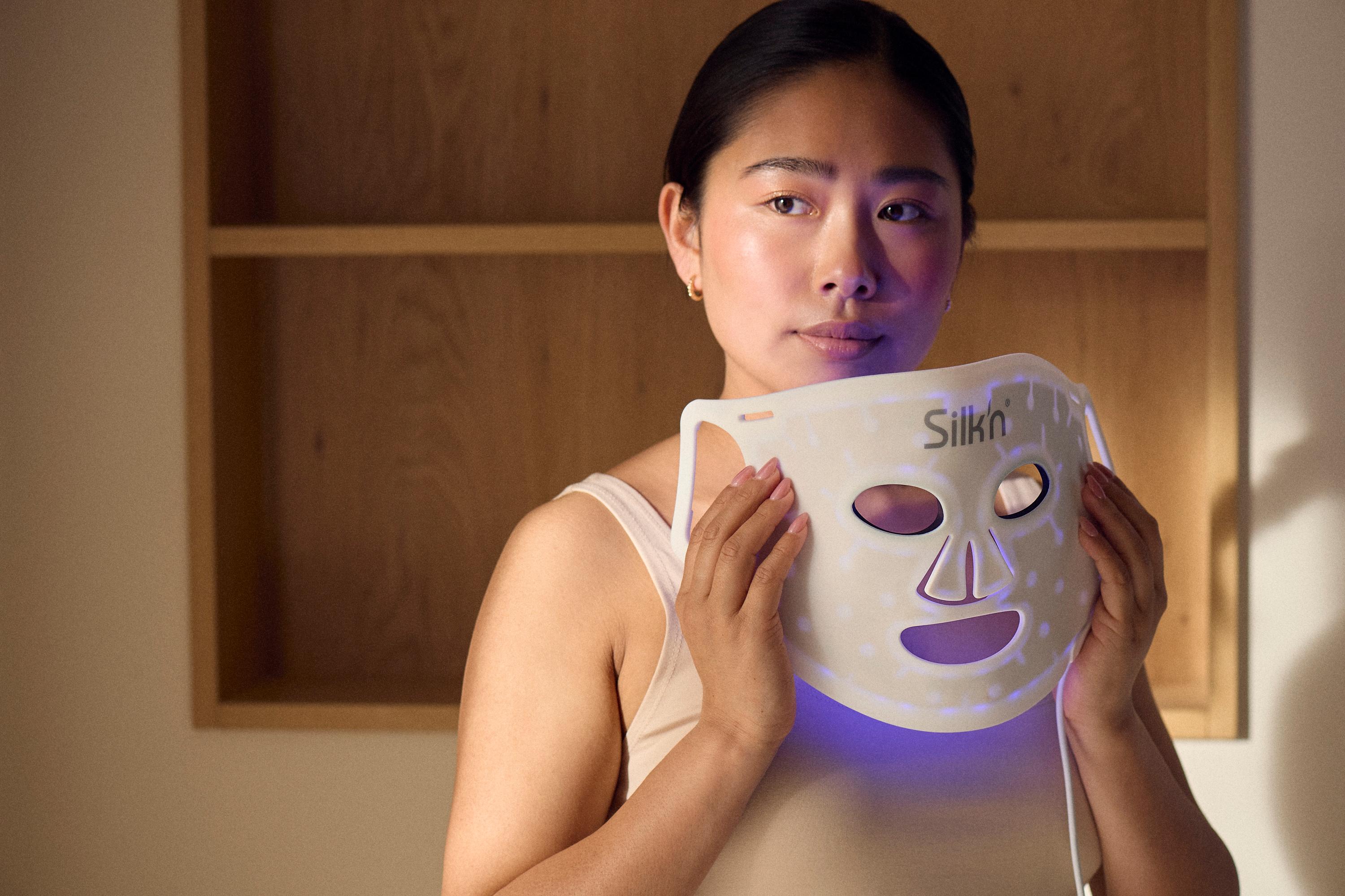 Woman using the LED light mask from Silk'n 