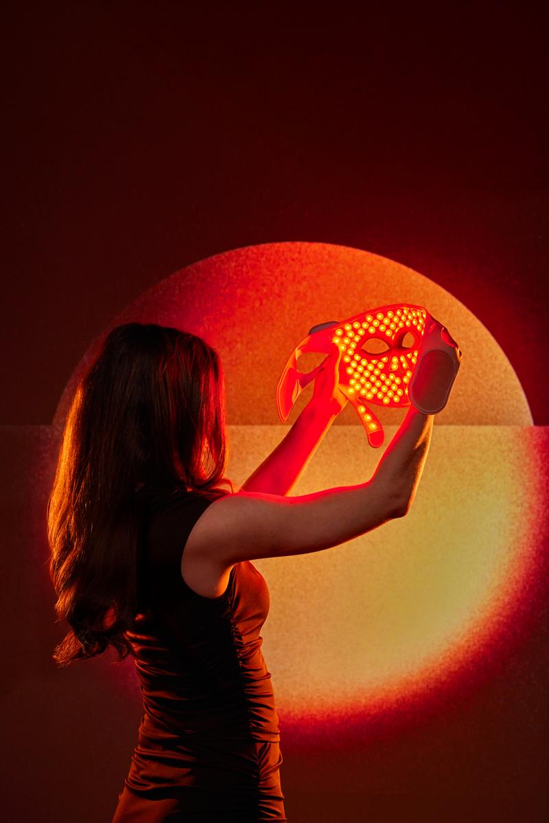 Femme mettant le masque &agrave; lumi&egrave;re rouge visible - LED Face Mask Pro