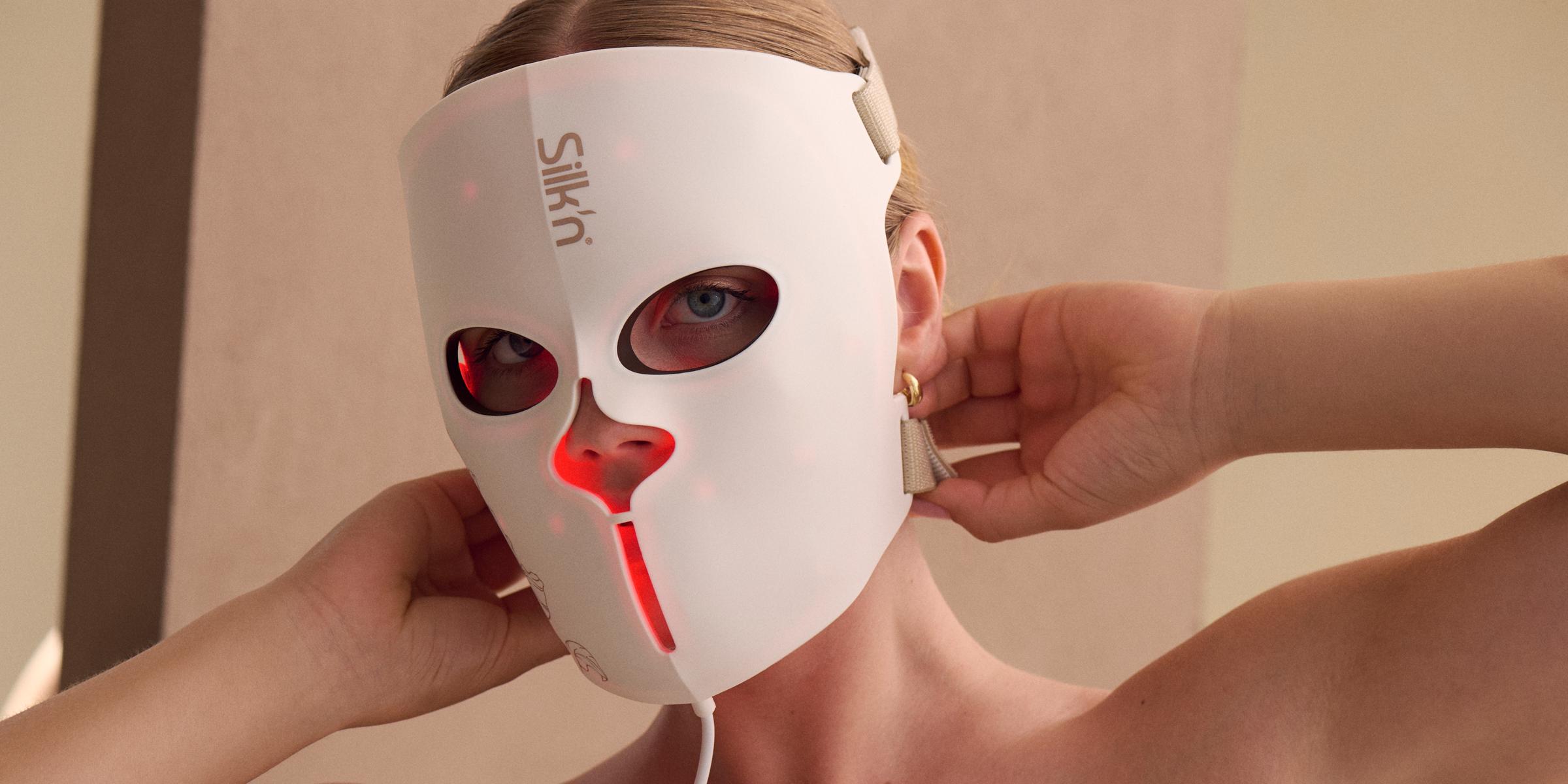 Une femme utilisant le masque EMS &mdash; sans gel conducteur, &eacute;videmment.