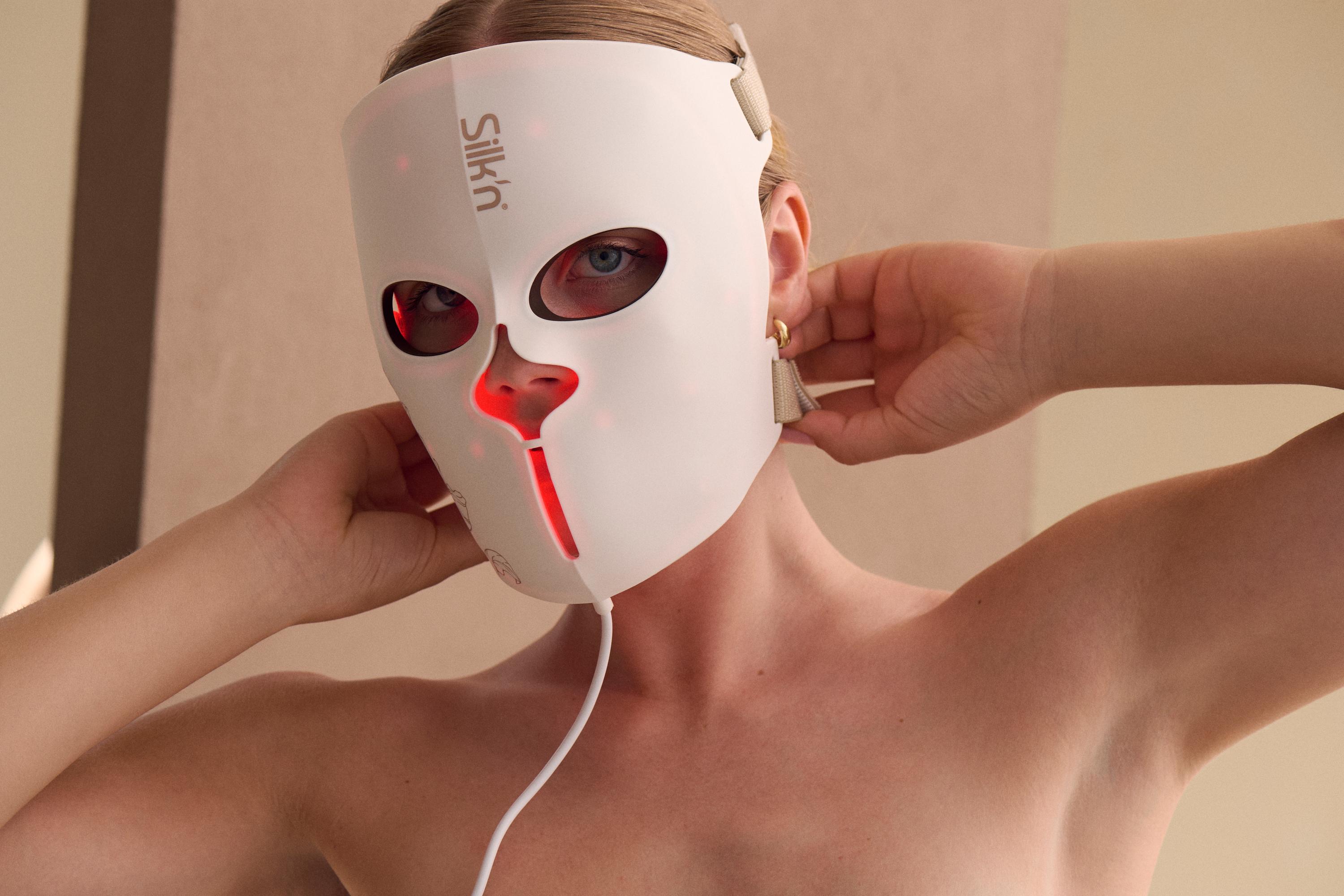 LED EMS Mask: Deep lift & define facial contours 